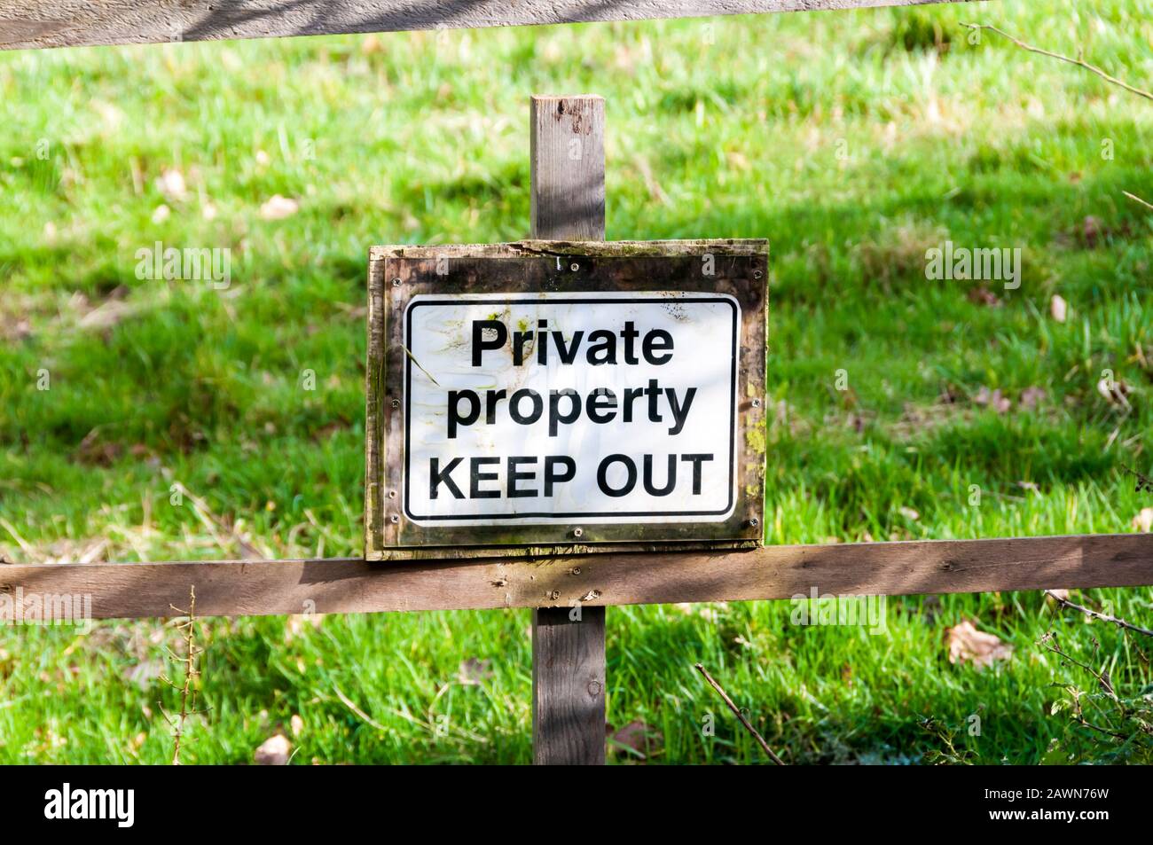 Privateigentum Keep Out Schild an einem Zaun in der englischen Landschaft. Stockfoto