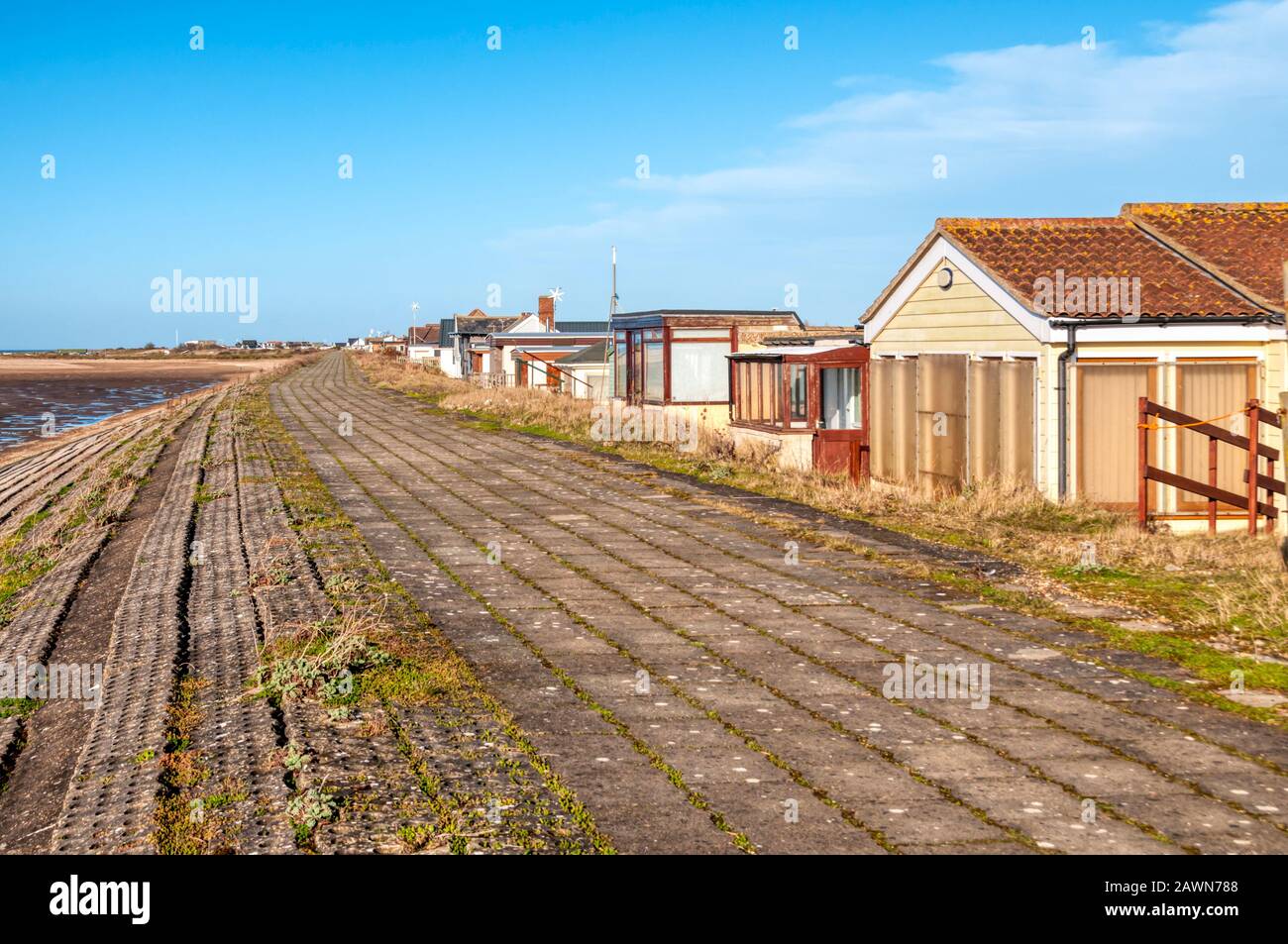 Ferienhütten & Schals hinter der Meereswand an der Ostküste Der Wash bei Snettisham in Norfolk. Stockfoto