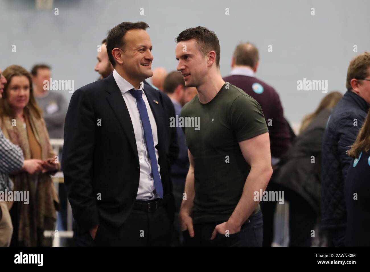 Taoiseach Leo Varadkar spricht mit seinem Partner Matt Barrett im Phibblestown Community Center in Dublin, wo die Zählung der irischen Generalwahlen 2020 für den Wahlkreis Dublin West läuft. Stockfoto