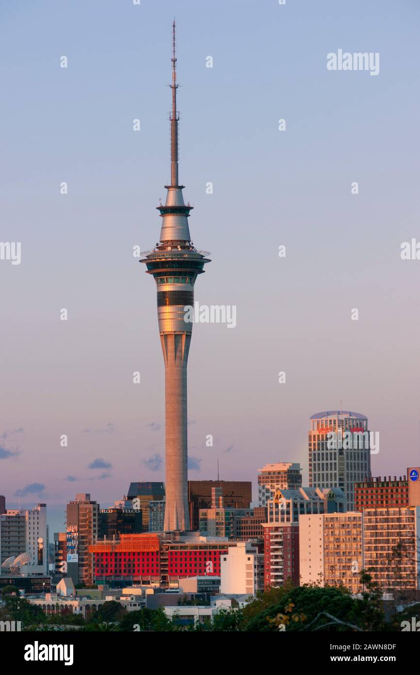 Der Sky Tower und die Skyline der Innenstadt von Auckland in der Abenddämmerung blicken von Ponsonby nach Osten. Auckland. Neuseeland. Stockfoto