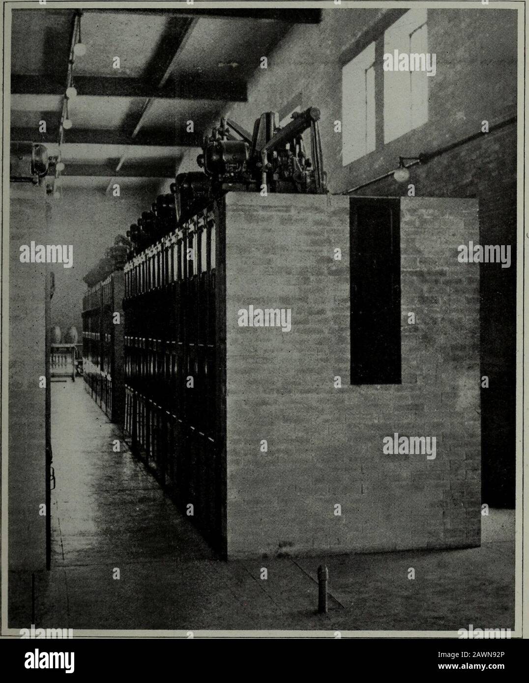 Geschäftsbericht 1912. Neben der Ecke Head und Sophio-Strassen soll sich die Stadt befinden. Provinz-Hamilton-Asyl IN der Transformatorenstation des Hamilton Asylums in der Stadt Hamilton wurde EIN Kontroll-Wattmeter zur Messung des Stromverbrauchs installiert. Dundas Stadt Drei Transformatoren, die für die Stadt Dundas gekauft wurden, waren vorübergehend in der Transformatorenstation blockiert, um die im letzten Jahr gekauften zu ersetzen, was sich als nicht zufriedenstellend erwies. Diese sind derzeit in der Leitlinie: Fest installiert, die Arbeiten, die zusammen mit dem durchgeführt werden Stockfoto