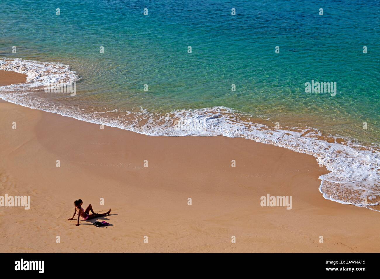 Mixed Race Woman in Big Beach, Makena State Park, Maui, Hawaii. Stockfoto
