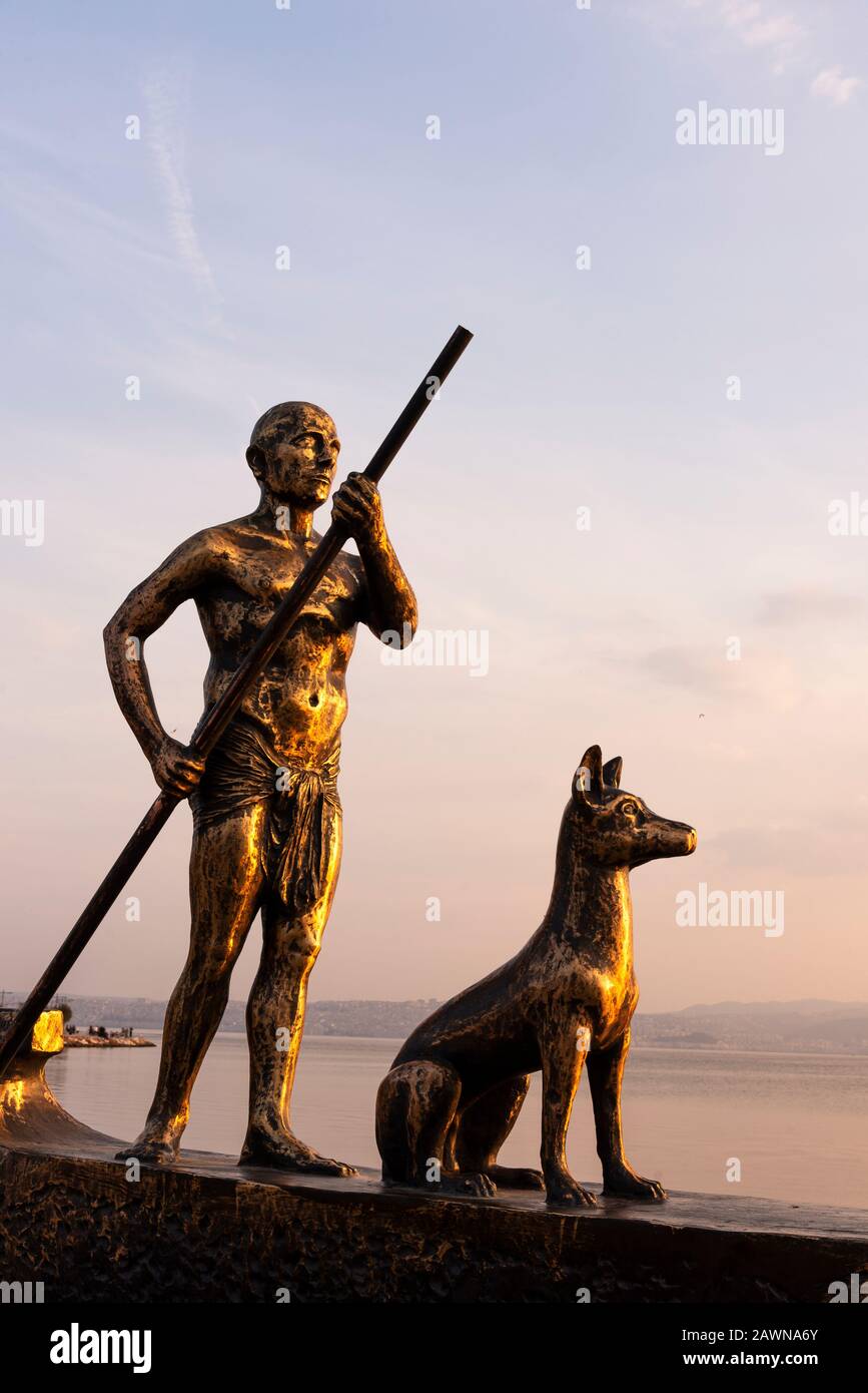Izmir, Türkei - 21. Oktober 2018: Statue eines Mannes, der mit Hund und Möwe in Bostanli Izmir ein Boot fährt. Stockfoto