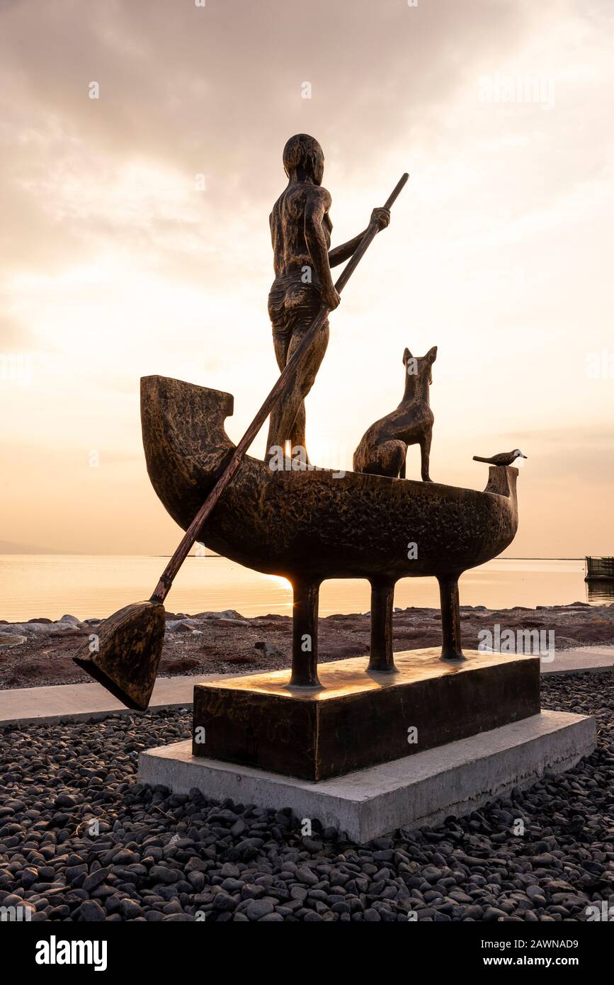 Izmir, Türkei - 21. Oktober 2018: Statue eines Mannes, der mit Hund und Möwe in Bostanli Izmir ein Boot fährt. Stockfoto