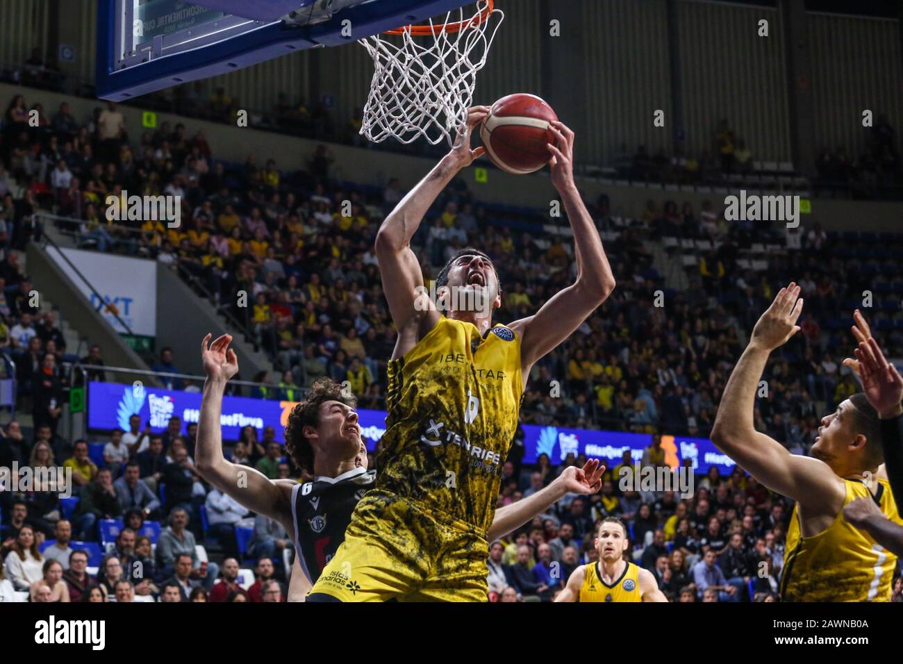 Teneras, Italien, 09. Februar 2020, Giorgi Shermadini (iberostar tenera) conquista un rimbalzo im Finale im Einsatz - Segafredo Virtus Bologna vs. Iberostar Tenera - FIBA Intercontinental Cup - Credit: LPS/Davide Di Lalla/Alamy Live News Stockfoto