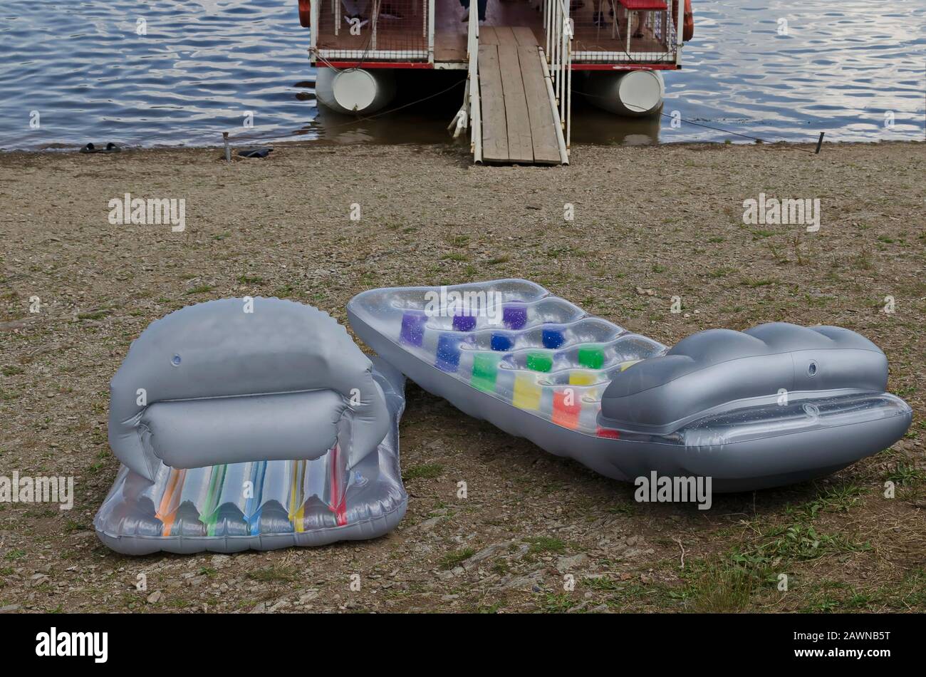 Wharf mit Boot und aufblasbaren Matratzen am Ufer des künstlichen Vlasina-Sees, Südostserbien, Europa Stockfoto