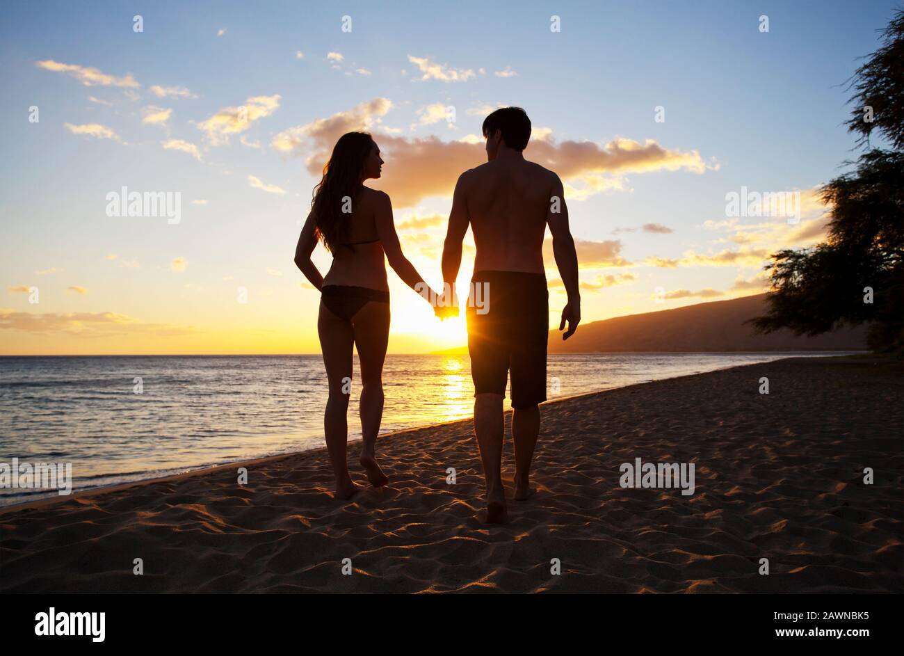 Romantisches Paar bei Sonnenuntergang in Kihei, Maui, Hawaii. Stockfoto