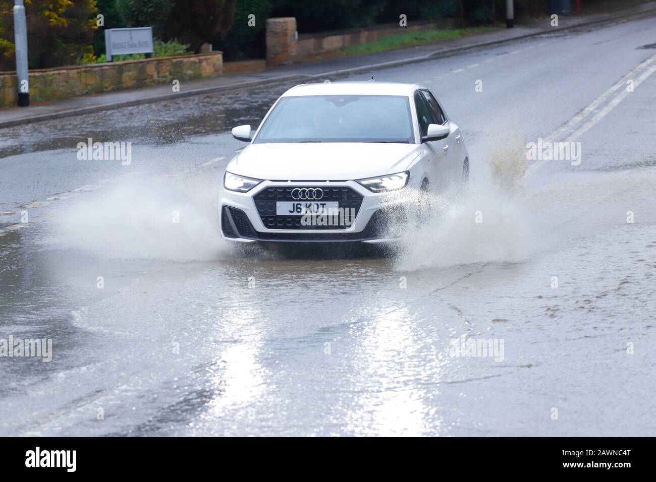 Blitzüberflutung auf der Bullerthorpe Lane in Swillington, verursacht durch Storm Ciara Stockfoto