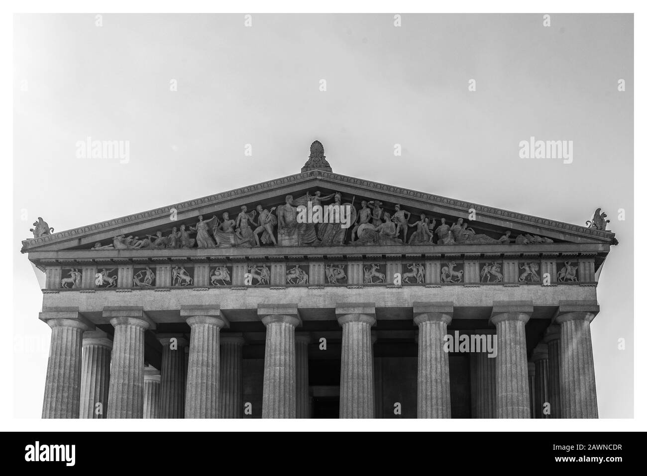Der Parthenon ist ein großangelegter Nachbau des Parthenon in Athen, Griechenland. Im Centennial Park befindet sich heute ein Kunstmuseum. Stockfoto Der Parthenon ist ein großangelegter Nachbau des Parthenon in Athen, Griechenland. Im Centennial Park befindet sich heute ein Kunstmuseum. Stockfoto