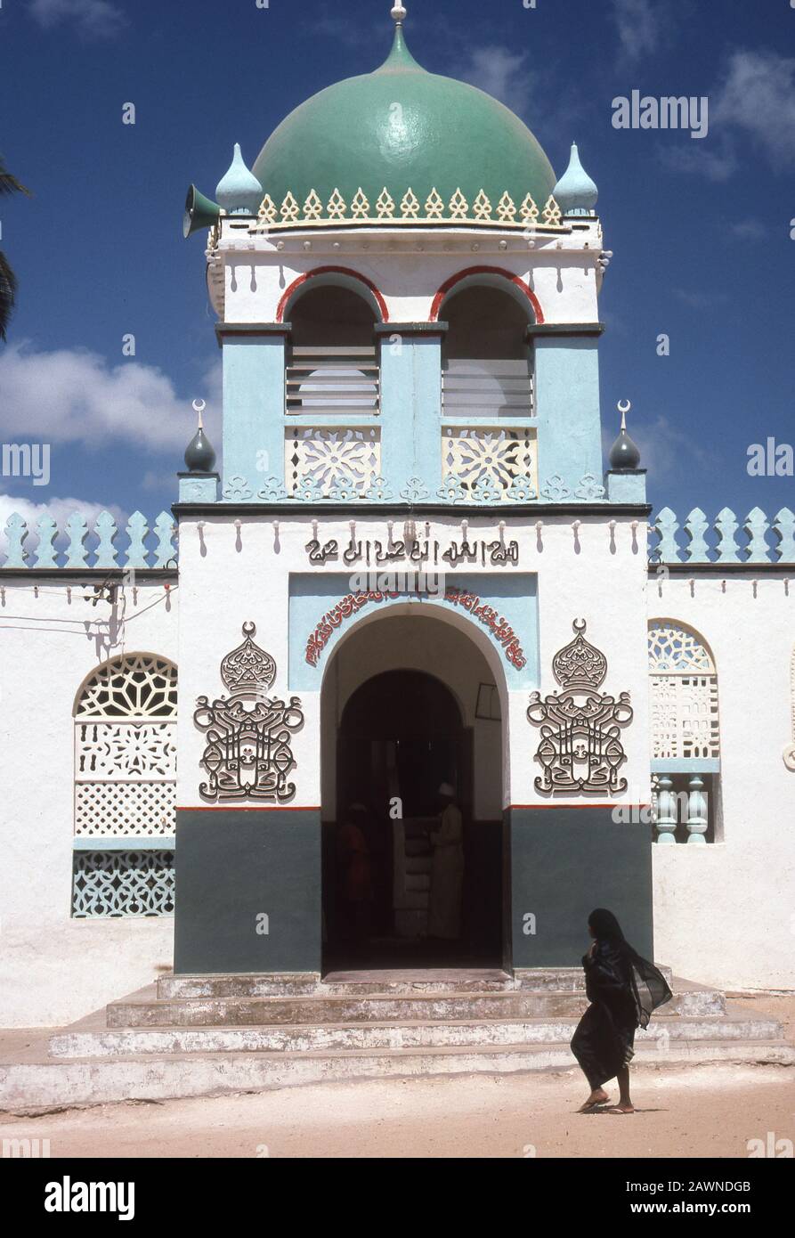 Moschee in der Altstadt von Lamu, Küste des Indischen Ozeans Kenias. Lamu befand sich vor Jahrhunderten auf einem großen Handelsweg von Arabien nach Sansibar an der Küste Ostafrikas. Stockfoto