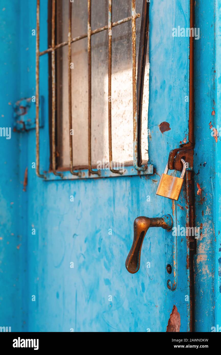 Alte Industrietür aus Metall mit Messingschloss, Wahlfokus Stockfoto