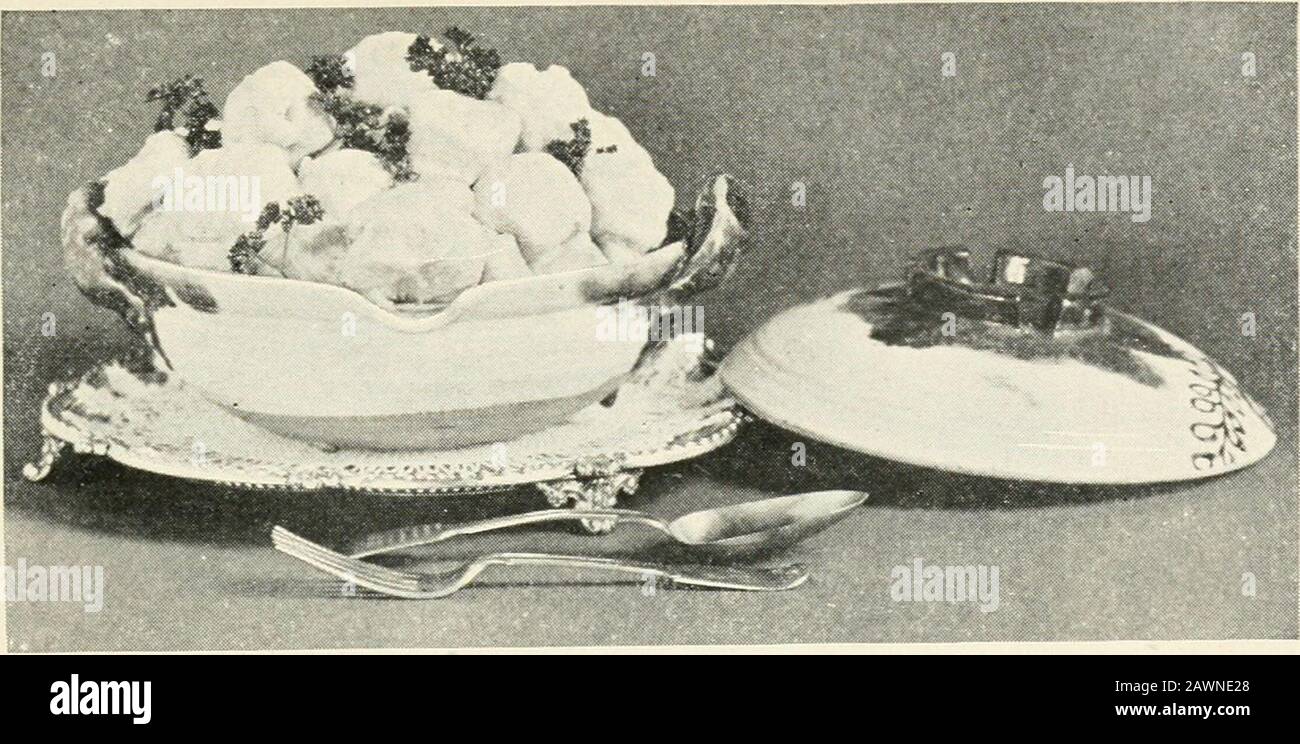 Wirtschaftliche Kochkunst. Jetzt Mehl in Milch auflösen. Sechs Minuten kochen und heiß mit Croutons gebratenem Brot servieren. Gemüsebrühe werden durch Kochen von Gemüse wie Zwiebeln, Karotten, Rübe, Sellerie und Bohnen in Wasser mit Gewürzen und Kräutern hergestellt. Es wird dann abgelassen und anstelle von Normalwasser für Suppen verwendet. 80 WIRTSCHAFTLICHE KOCHKUNST Erdbeersuppe 1 Schachtel Erdbeeren ^ Esslöffelkornstärke 1 Tasse Zucker^ Zitrone 6 Tassen (3 Pkt.) Wasserruschen oder Toast oder Puffreisküsch und Erdbeeren pflücken. Nehmen Sie eine Tasse der Kleinteile und streuen Sie ein wenig Zucker darüber und legen sie ina cool pl beiseite Stockfoto