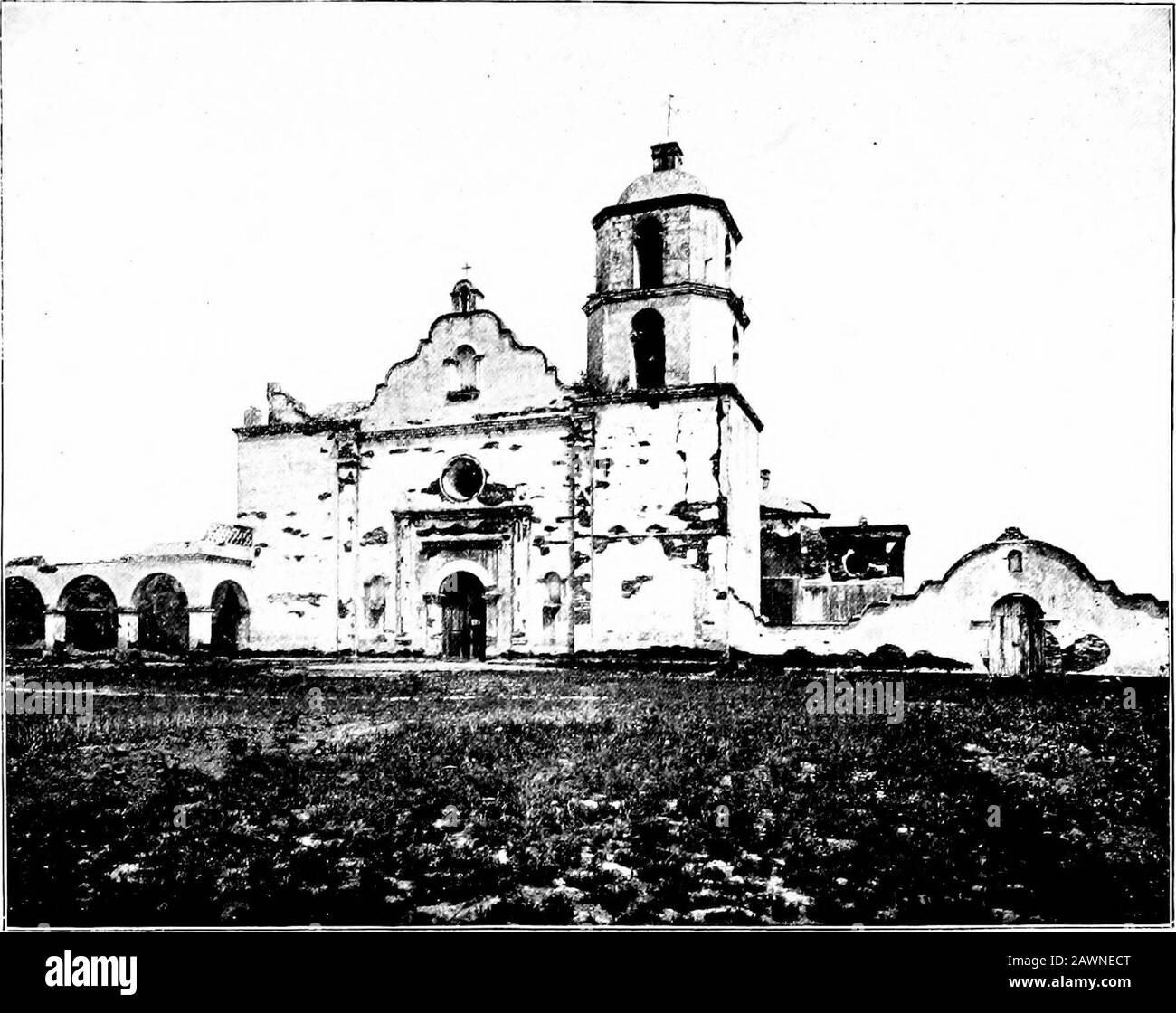 Die berühmten Missionen Kaliforniens . g die Haltung der zivilen Behörden, die das Missionssystem und ihre Beziehungen zu diesem System einnehmen, müssen wir wieder Mitglied werden, das die spanische Regierung von Anfang an an der schrittweisen Umgestaltung der Missionen intopueblos und Pfarreien mitgemacht hat, Und damit die Ersetzung der Theregulären Klerus durch die franziskanischen Vorhänger. Dies war Teil des allgemeinen Besiedlungsplans, von dem die Missionsbesetzungen nur als den Anfang bildeten. Theirwork sollte die Heiden in die Kirchenfalte bringen, um sie den Zivilisationsbedingungen zu unterwerfen, Stockfoto
