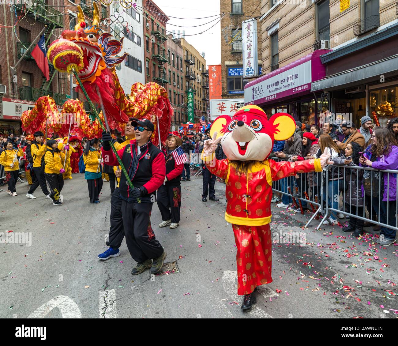New York, USA. Februar 2020. Während der chinesischen Neujahrsparade in Chinatown tragen die Teilnehmer einen traditionellen Drachen, während sie neben einem anderen mit Rattenkostüm unterwegs sind. Dies ist das Jahr des Ratten im chinesischen Tierkreis. Kredit: Enrique Shore/Alamy Live News Stockfoto