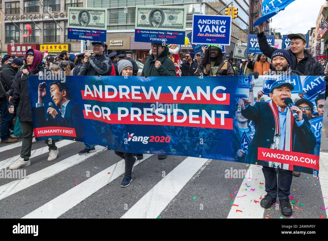 New York, USA. Februar 2020. Anhänger des demokratischen Präsidentschaftskandidaten Andrew Yang nehmen an der chinesischen Neujahrsparade in Chinatown Teil. Kredit: Enrique Shore/Alamy Live News Stockfoto New York, USA. Februar 2020. Anhänger des demokratischen Präsidentschaftskandidaten Andrew Yang nehmen an der chinesischen Neujahrsparade in Chinatown Teil. Kredit: Enrique Shore/Alamy Live News Stockfoto