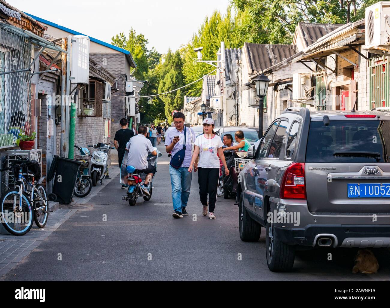 Menschen, die in der engen Straße im Xi Cheng Hutong District, Peking, China, Asien laufen Stockfoto
