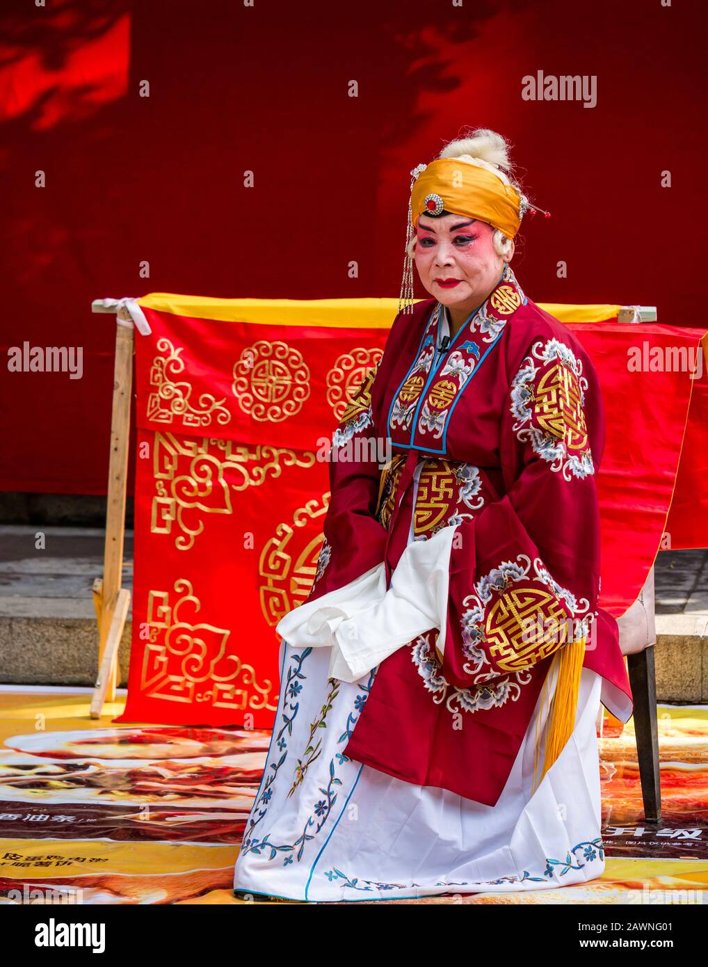 Mann, der die Oper Peking im Freien in bunten Kostümen vorführt, Xi Cheng Hutong District, Peking, China Stockfoto