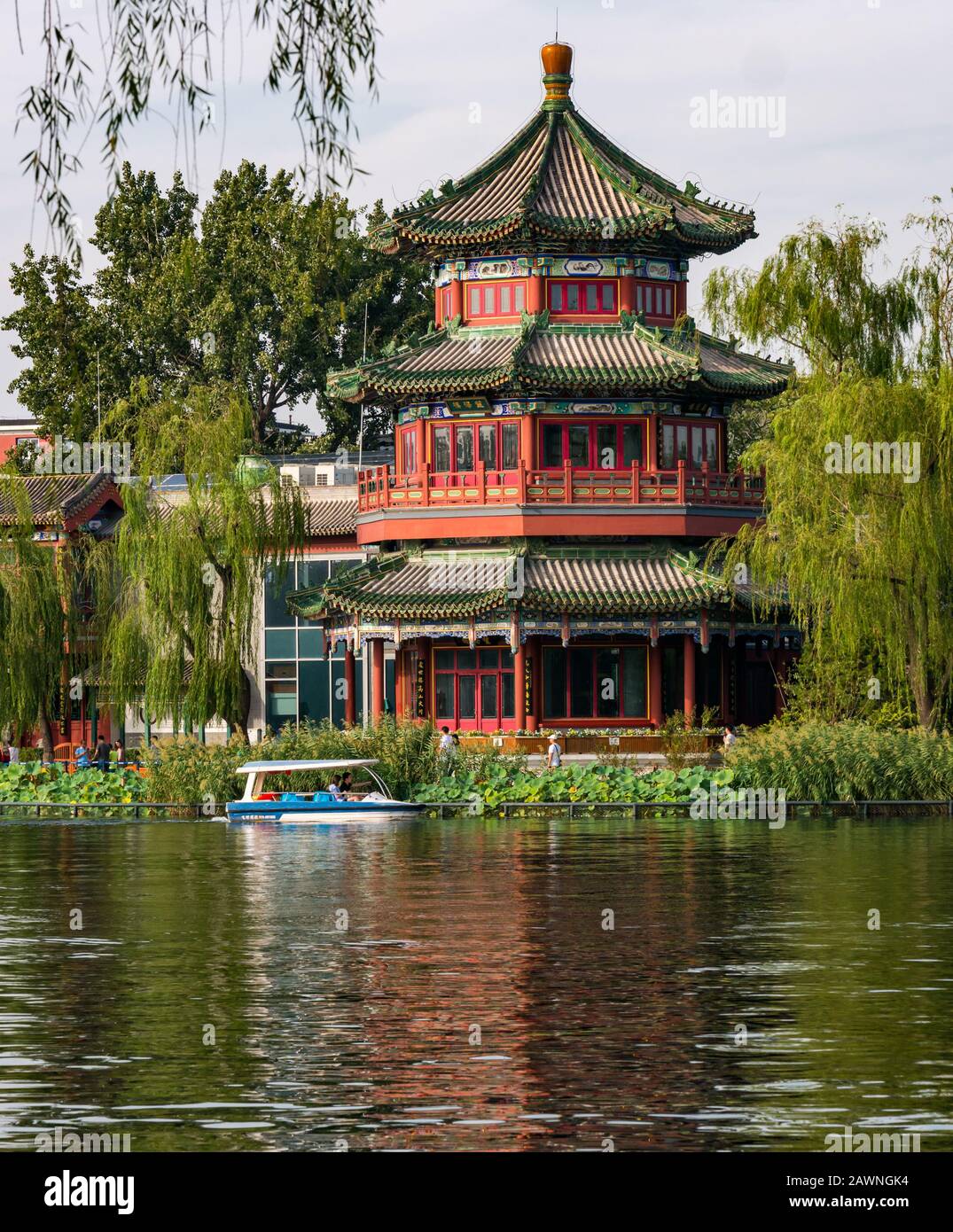 Pagodengebäude mit Meerblick, Houhai Imperial Lake, Xi Cheng Hutong District, Peking, China, Asien Stockfoto