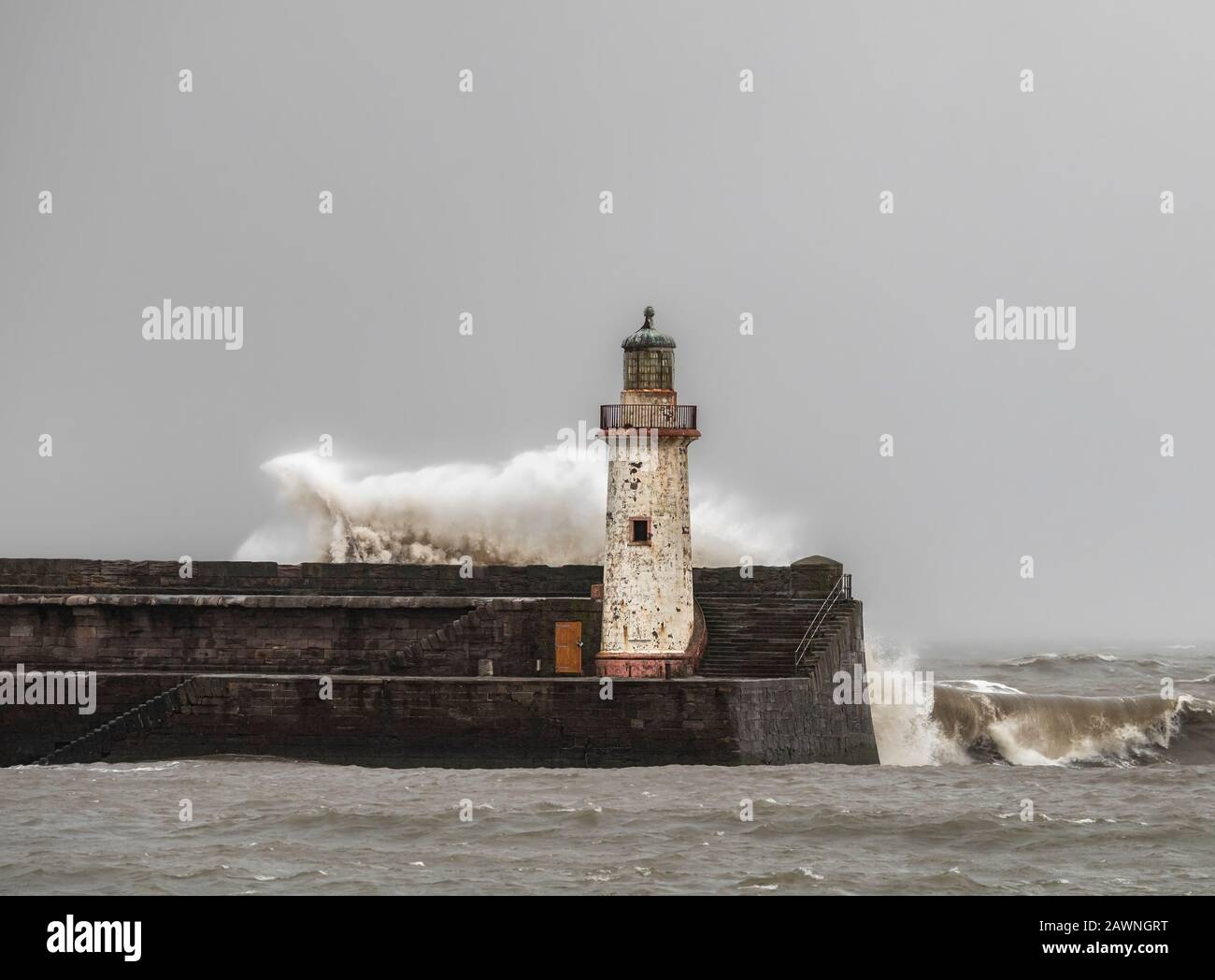 Sturm Ciara zerschlug ein leichtes Haus an der Küste von Cumbria Stockfoto