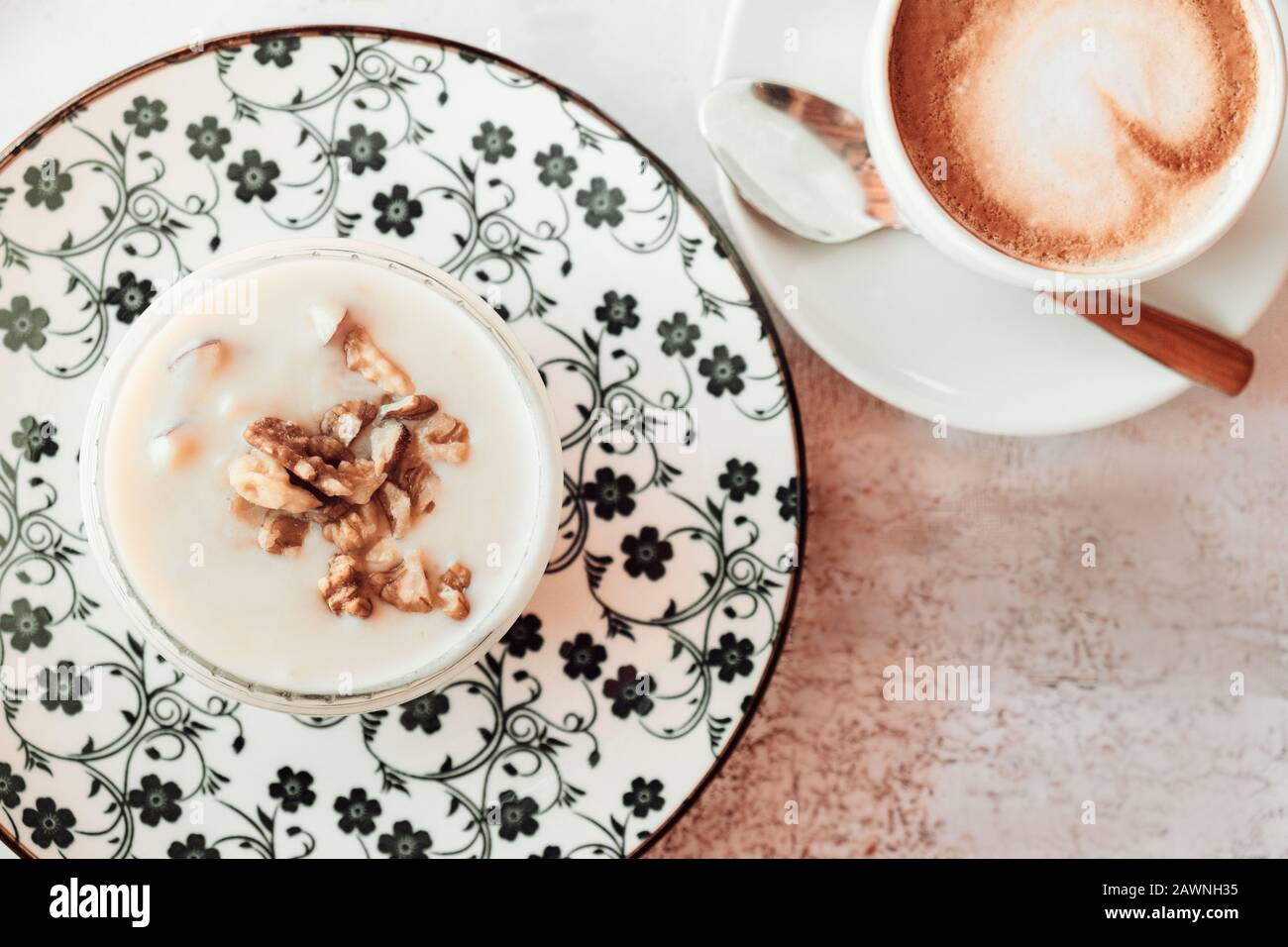 Albanisches Joghurt Dessert mit Honig und Walnüssen Nüssen über weißem Teller Stockfoto