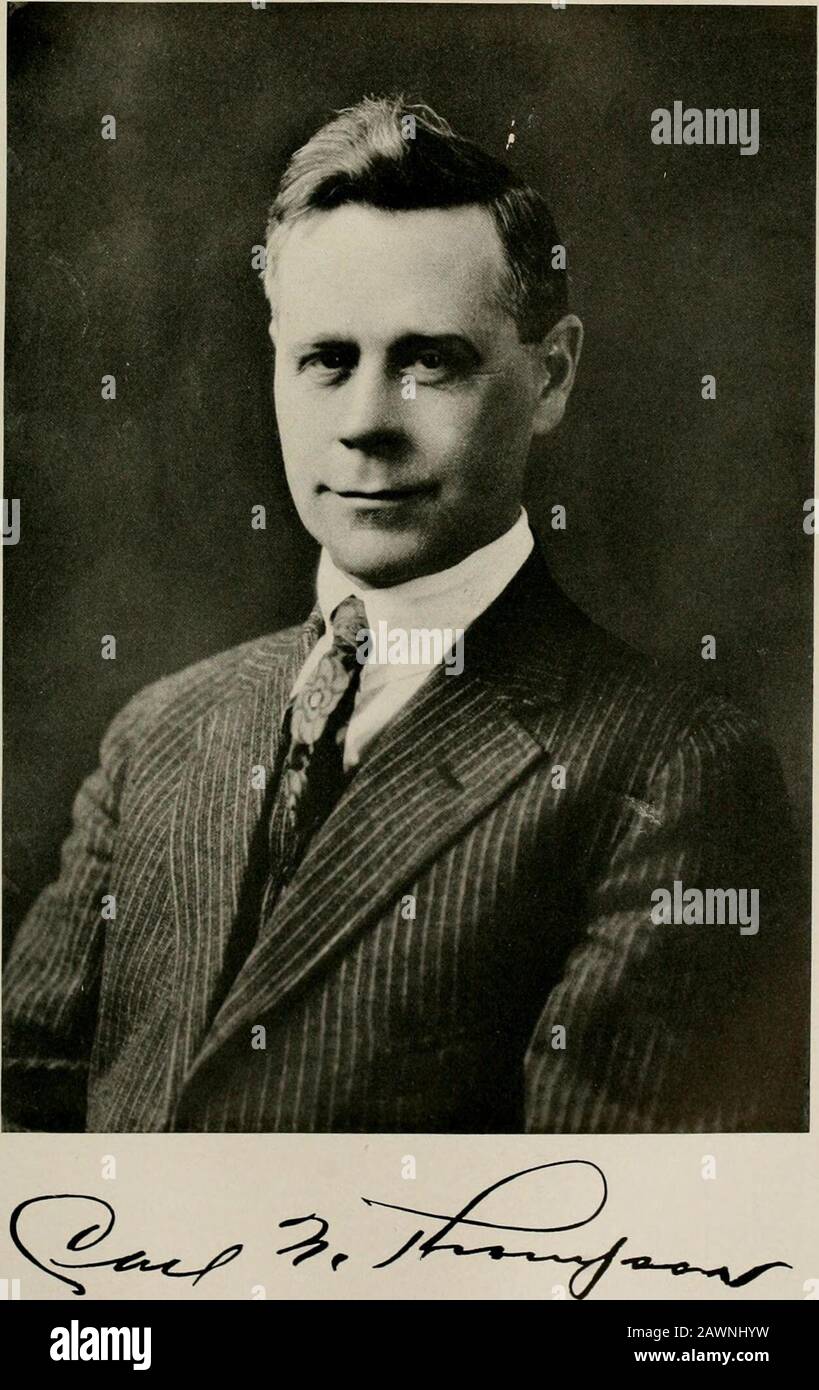 Montana, seine Geschichte und Biographie; eine Geschichte des aboriginellen und Territorialmontana und drei Jahrzehnte Staatlichkeit, unter der redaktionellen Aufsicht von Tom Stout ... . kommen Sie in diese Stadt. Zwei Jahre lang setzte er die Verwaltung der Angelegenheiten dieses Unternehmens mit dem Signal aus und trat dann als Anwalt zurück, um die Zeit seiner zunehmenden Privatpraxis zu verschweigen. Heelshell gehört der Anwaltskammer von Musselshell County, der Rechtsanwaltskammer von Montana und der Rechtsanwaltskammer von .Ameri-CAN an. Als Maurer gehört er der UnityLodge Nr. 71 an. Alte freie und akzeptierte Freimaurer und Juwelenkapitel Nr. 48. Ordnung des E Stockfoto