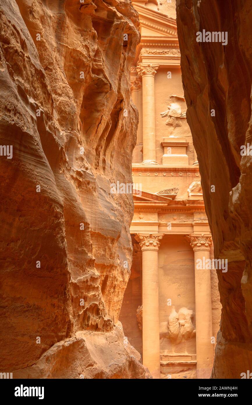 Blick auf Das Finanzministerium von der Siq, dem Haupteingang zur alten Nabatäen-Stadt Petra im Süden Jordaniens. Enge Schlucht, die mit der Ruine von endet Stockfoto