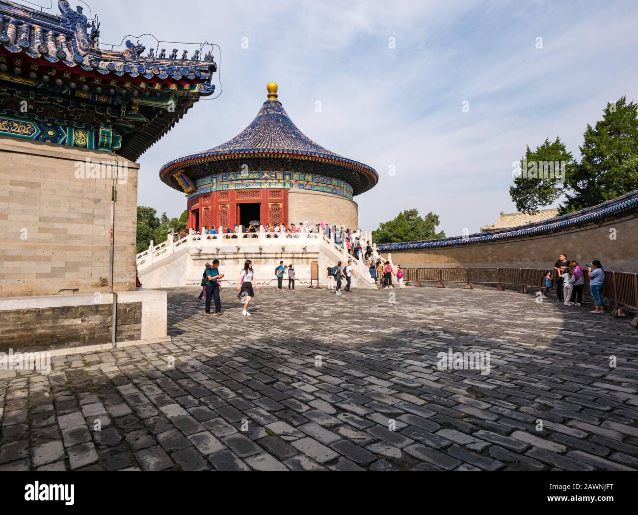 Touristen im Imperial Vault of Heaven and Echo Wall, Temple of Heaven Complex, Peking, China, Asien Stockfoto