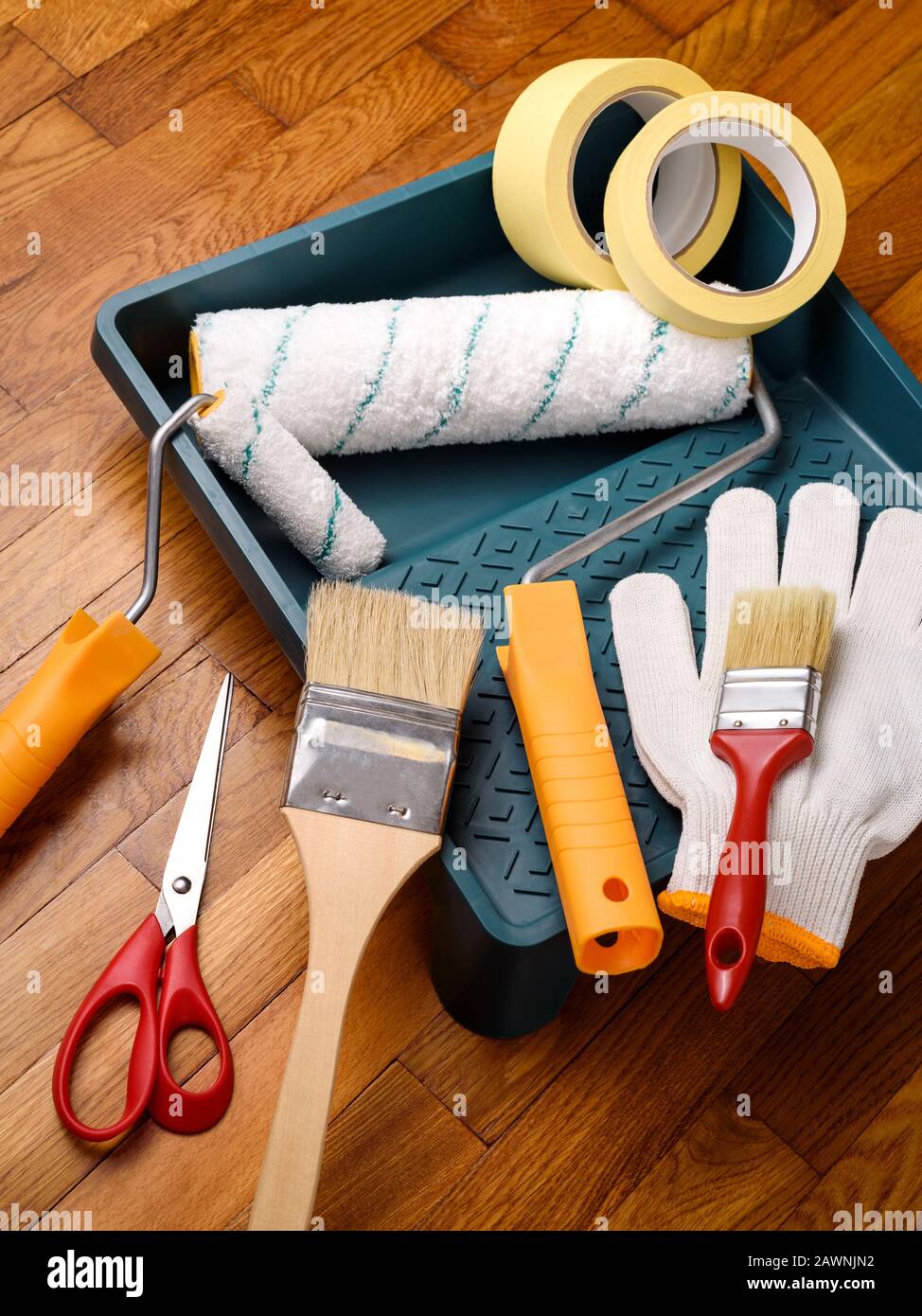 Wichtige Werkzeuge zum Lackieren: Farbrollen und Tablett, Bürste, Abdeckband, Handschuhe, Schere Stockfoto