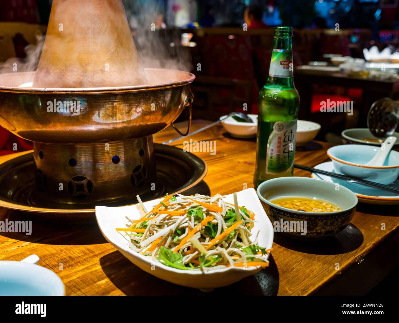 Mongolischer Hotspot wird im Restaurant mit lokalem Tsingtao-Bier, Xi Cheng Hutong District, Peking, China, Asien serviert Stockfoto