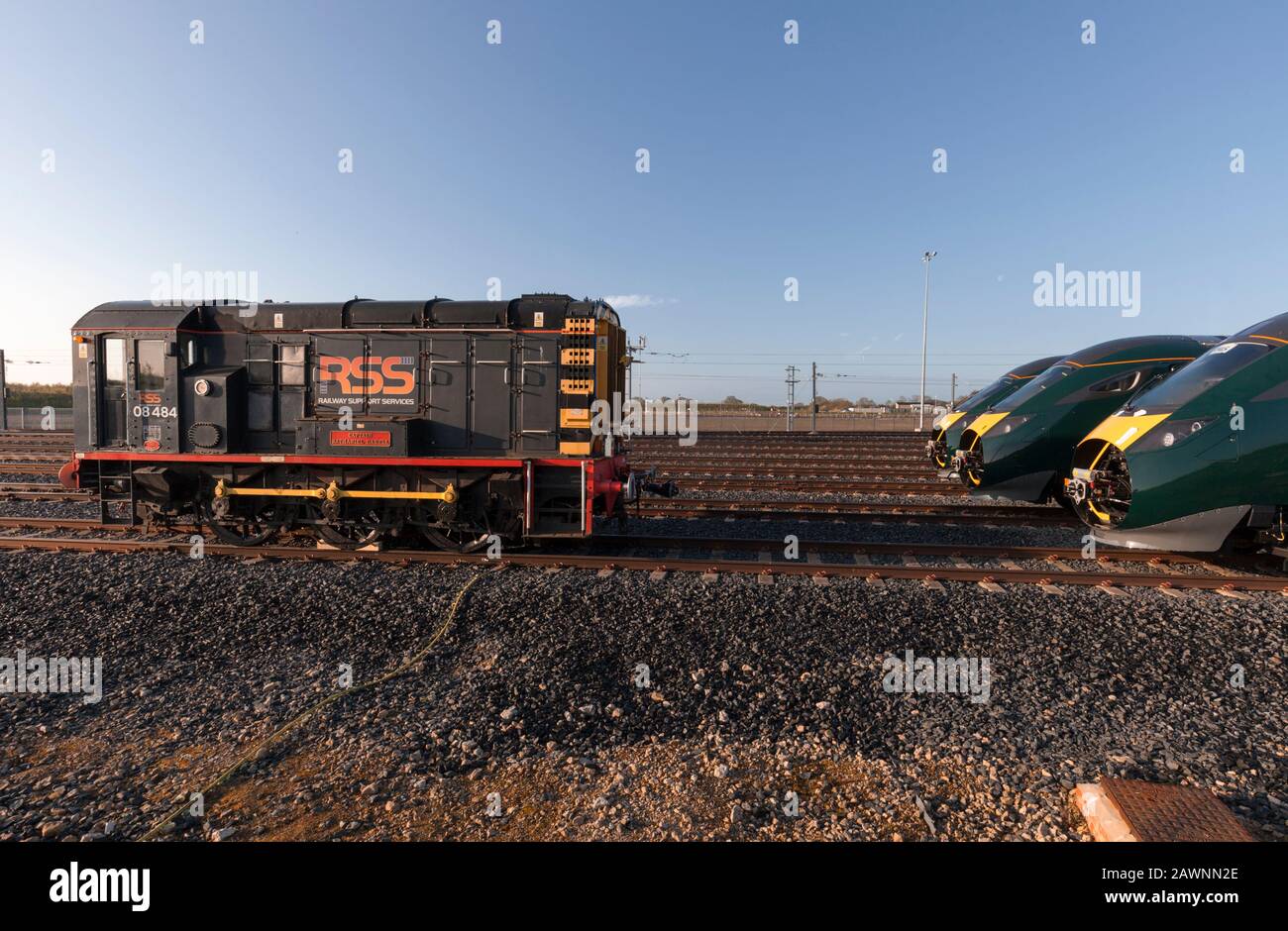 RSS-Klasse 08 shunter 08484 Kapitän Nathaniel Darell im Hitachi Montagewerk bei Newton-Ayclif mit neu gebauten IEP-Zügen der Klasse 800 Stockfoto
