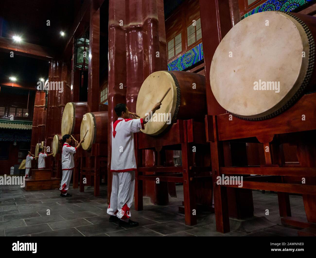 Trommler schlagen im Inneren des Drum Tower oder Gulou, Peking, China, Asien Stockfoto