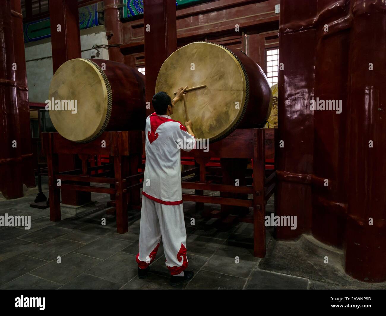 Drummer schlagen im Inneren von Drum Tower oder Gulou, Peking, China, Asien Stockfoto