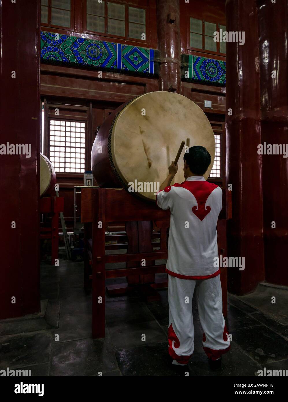 Drummer schlagen im Inneren von Drum Tower oder Gulou, Peking, China, Asien Stockfoto