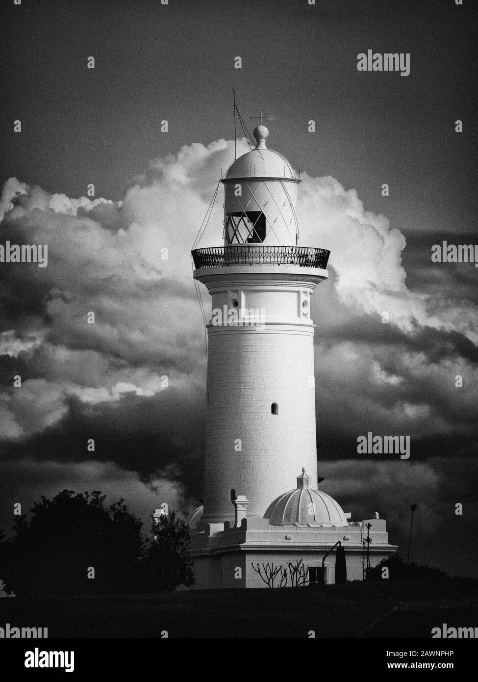Macquarie Lighthouse Schutzschiffe, die in den Hafen von Sydney einlaufen (schwarz und weiß) Stockfoto