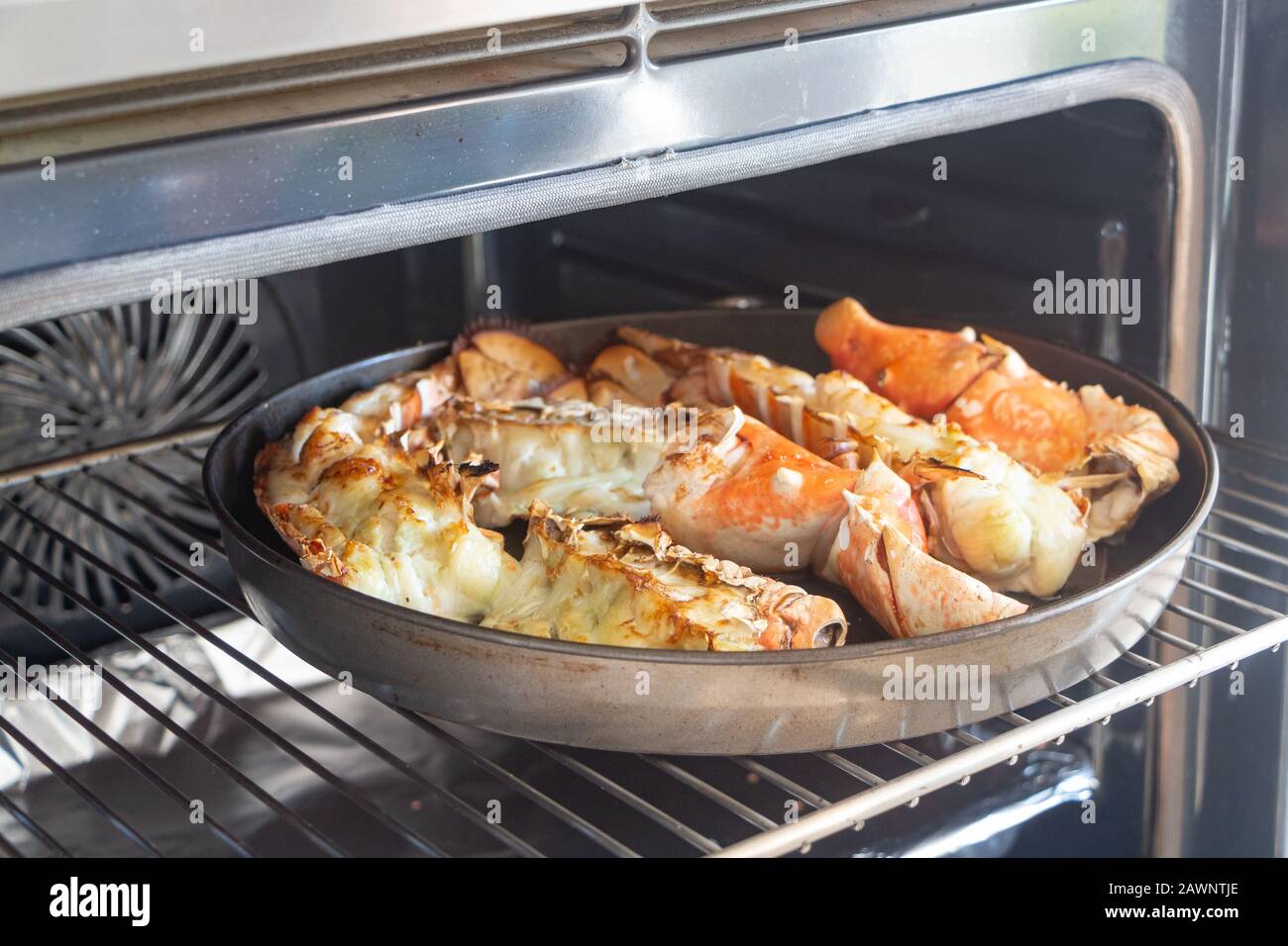 Gegrillter Hummer in zwei Stücke aus dem Ofen geschnitten Stockfoto