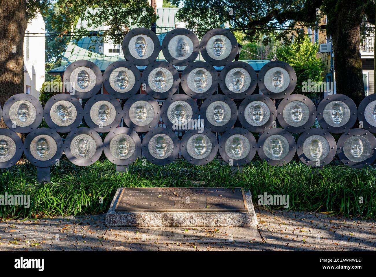 AIDS-Denkmal von New Orleans, von Tim Tate, gegossene Glas- und Stahlskulptur mit lokalen Gesichtern, Washington Square Park, Marigny, New Orleans, Louisiana, USA Stockfoto