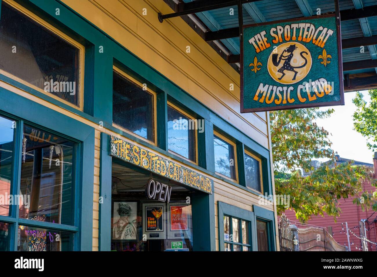 Der Spotted Cat Music Club in der Frenchmen Street, Jazzmusik-Veranstaltungsort, Marigny, New Orleans, Louisiana Stockfoto
