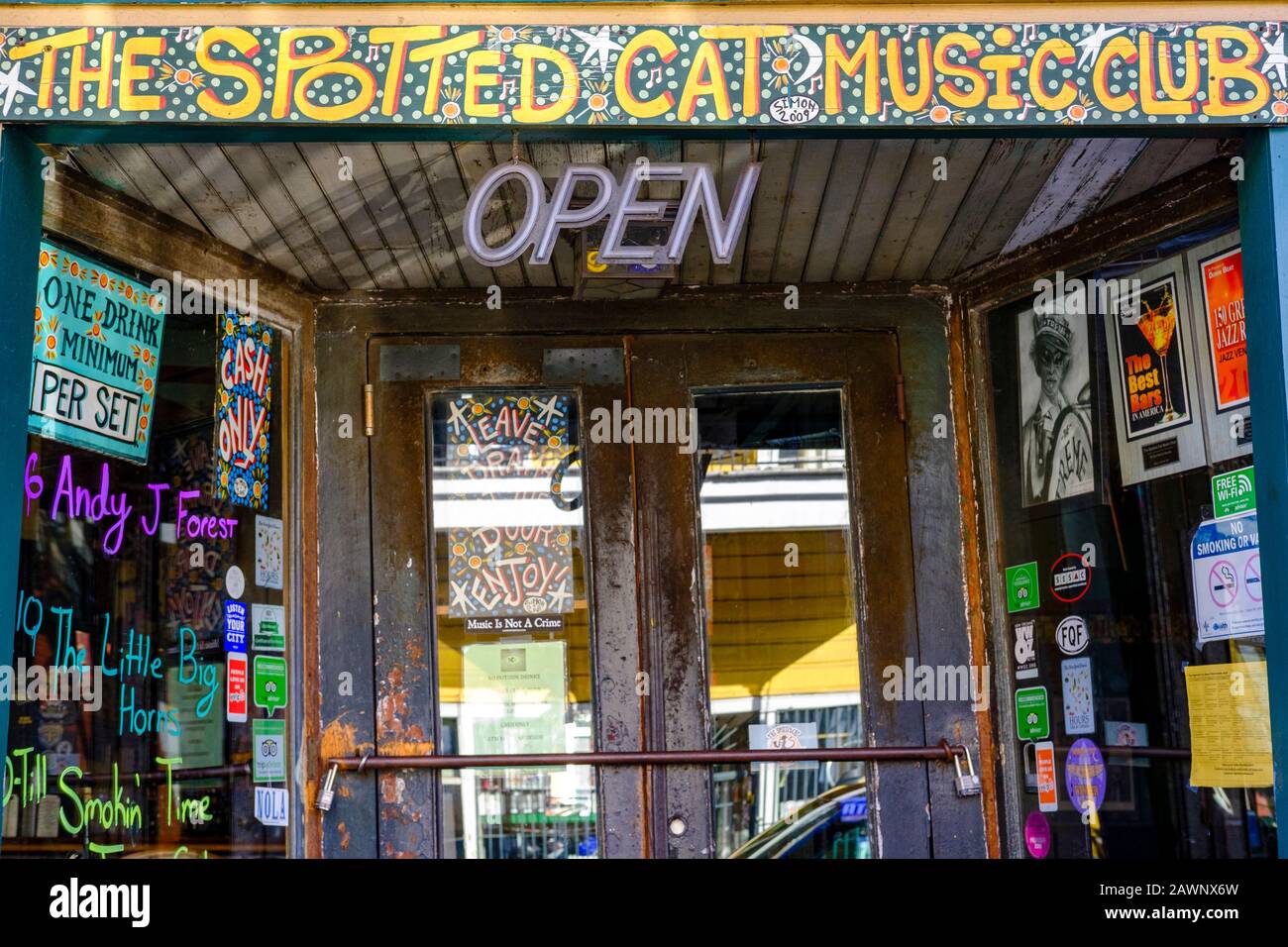 Der Spotted Cat Music Club in der Frenchmen Street, Jazzmusik-Veranstaltungsort, Marigny, New Orleans, Louisiana Stockfoto