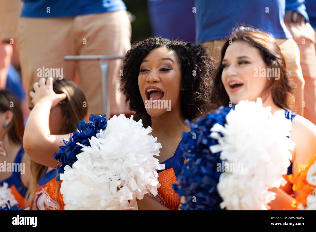 Arlington, Texas, USA - 4. Juli 2019: Arlington, 4. Juli Parade, Cheerleader der UT Arlington Mavericks, auf einem Floß während der Parade Stockfoto