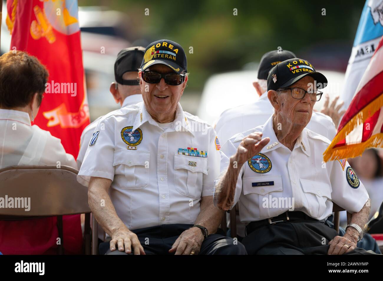 Arlington, Texas, USA - 4. Juli 2019: Arlington, 4. Juli Parade, Korea-Kriegsveteranen aus dem Militär der Vereinigten Staaten, die während ihrer Fahrt auf einem Schwimmer transportiert wurden Stockfoto