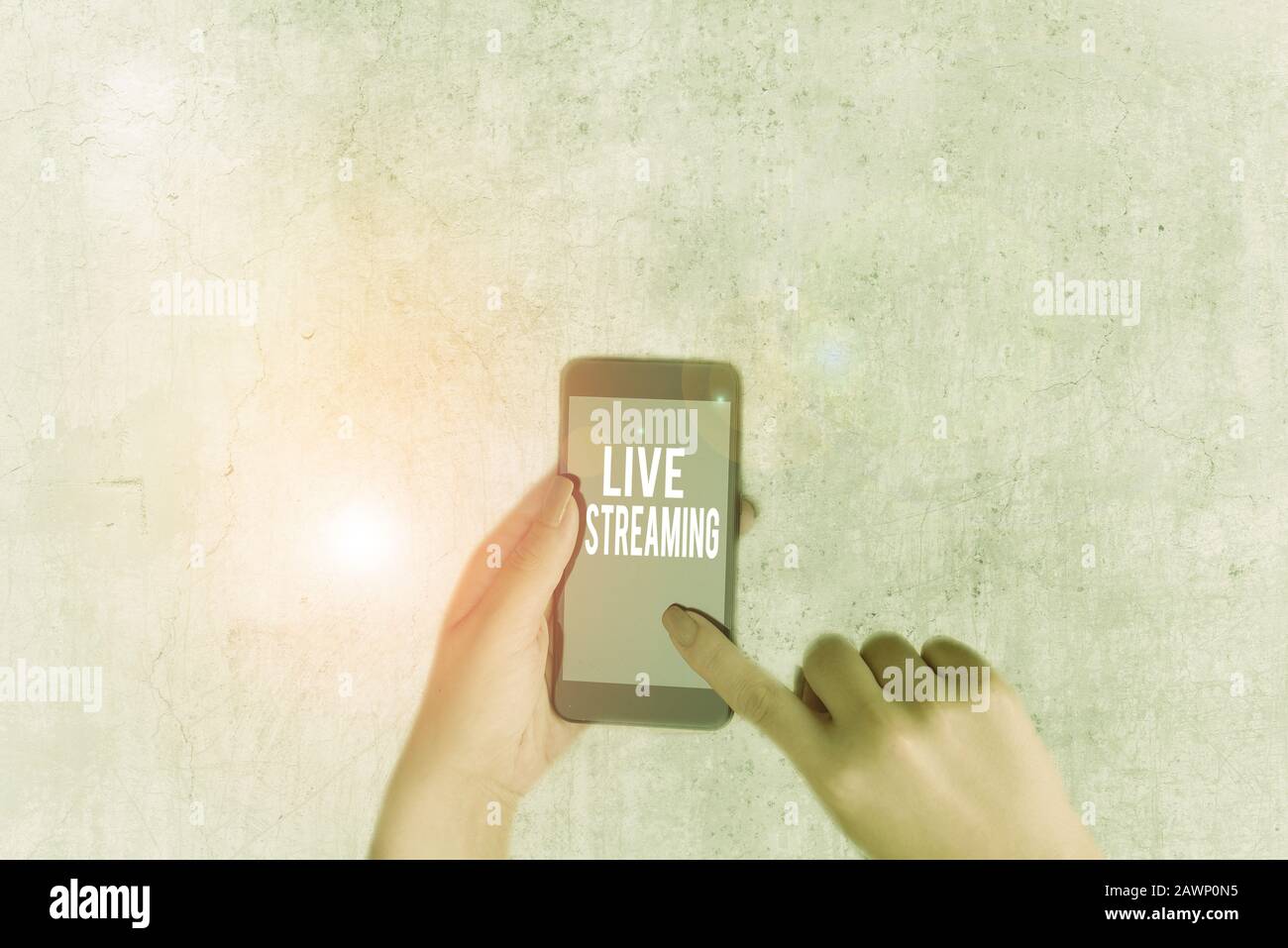 Konzeptionelles Handschreiben mit Live Streaming. Konzept bedeutet, dass Medien gleichzeitig in Echtzeit aufgezeichnet und übertragen werden Stockfoto