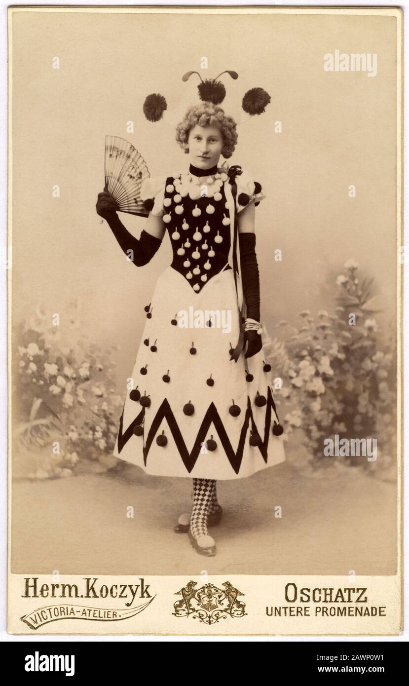 1885 Ca, OSCHATZ, Sachsen, DEUTSCHLAND: Unentkräftete deutsche junge Studentin in einem Theaterstück dresswd im Frauenkleid . Foto von Herm Koczyk, Oschatz - TE Stockfoto