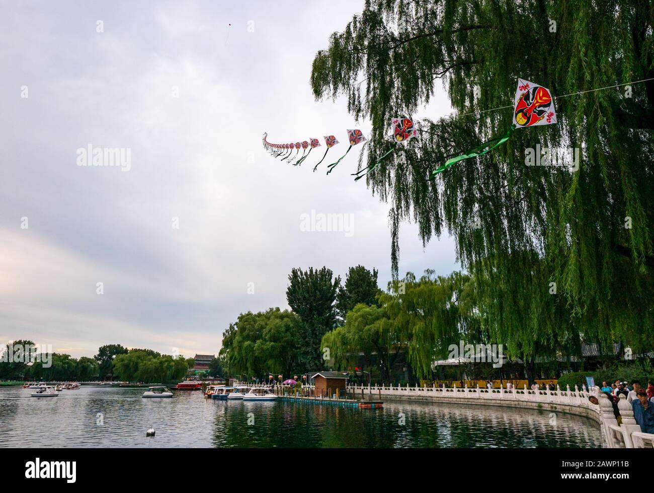Langer chinesischer Drachenflieger über den Houhai Imperial Lake, Xi Cheng Hutong District, Peking, China, Asian Stockfoto