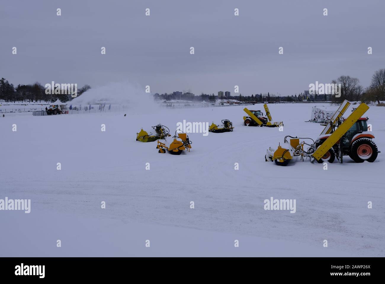 Schnee pflügt klaren Schnee von der Eislauffläche am Dow's Lake, einem Teil des Rideay Canal Sketgay, Ottawa, Ontario, Kanada. Stockfoto