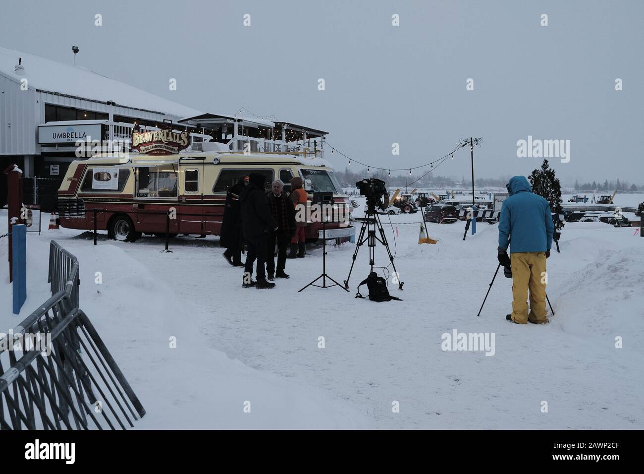 CBC Camera Crew im Dow's Lake Pavilion vor einem Beavertail Wagen zu Beginn von Winterlude in Ottawa, Ontario, Kanada. Stockfoto