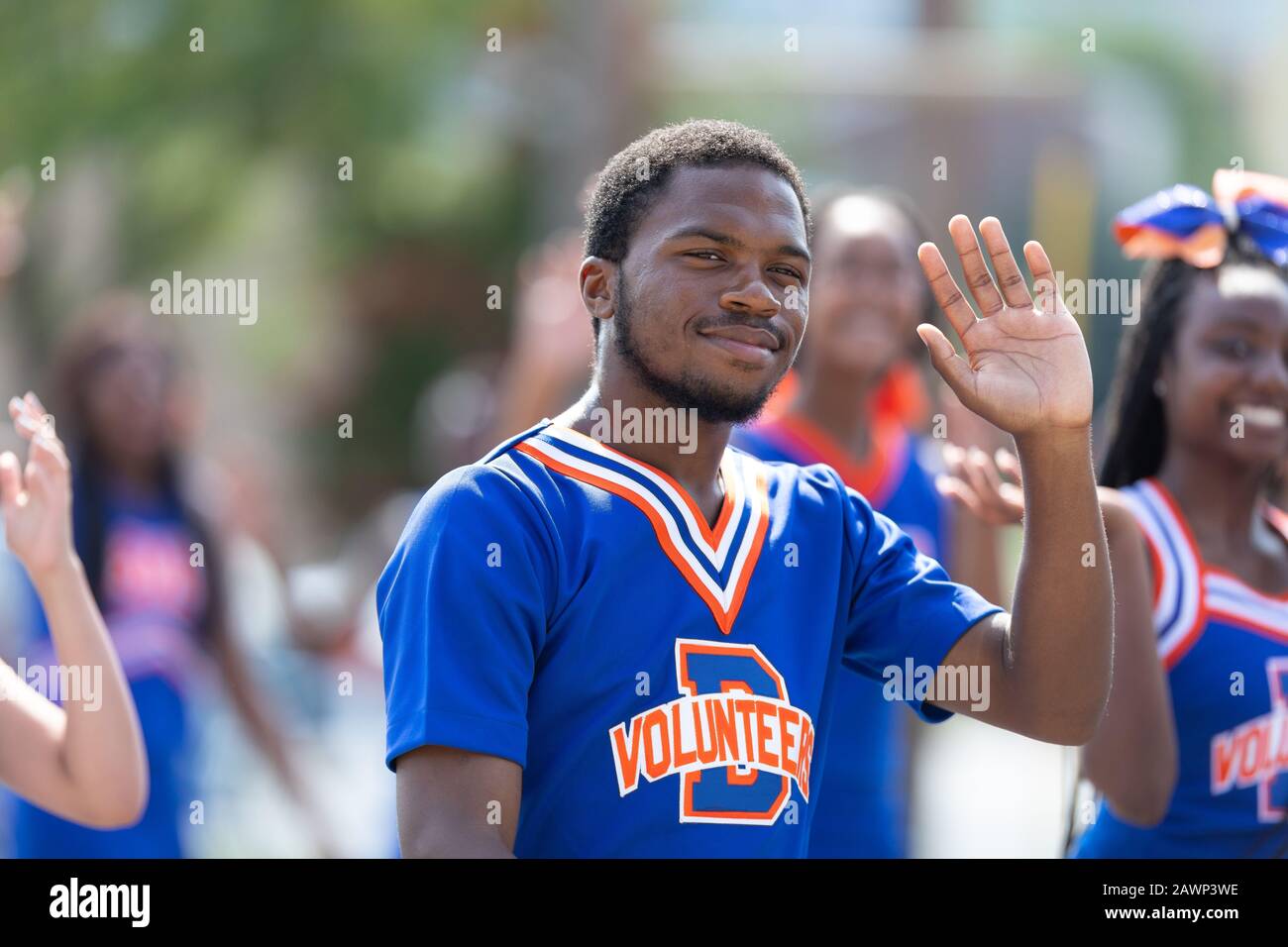 Arlington, Texas, USA - 4. Juli 2019: Arlington, 4. Juli Parade, Mitglieder des James Bowie High School Volunteers Cheerleader Teams, die Cente runter gehen Stockfoto