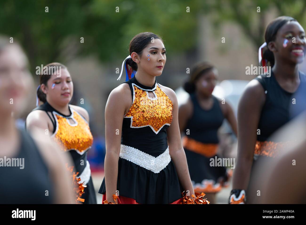 Arlington, Texas, USA - 4. Juli 2019: Arlington, 4. Juli Parade, Cheerleaderteam, das bei der Parade auftrat Stockfoto