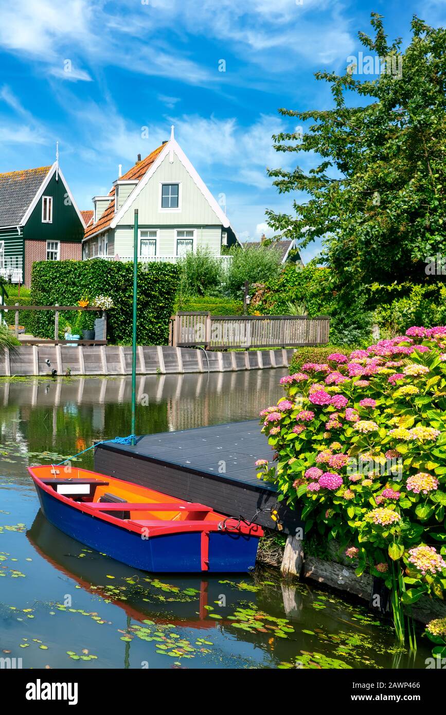 Traditionelle holländische Häuser am Kanal mit Boot in Marken. Marken ist ein kleines historisches niederländisches Dorf, Niederlande Stockfoto
