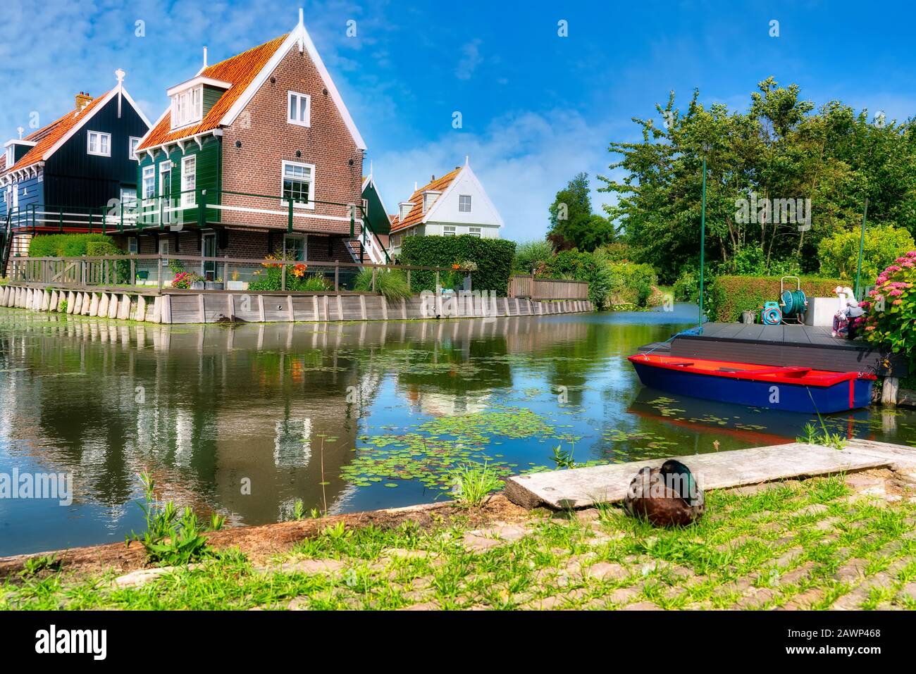 Traditionelle holländische Häuser am Kanal mit Boot in Marken. Marken ist ein kleines historisches niederländisches Dorf, Niederlande Stockfoto