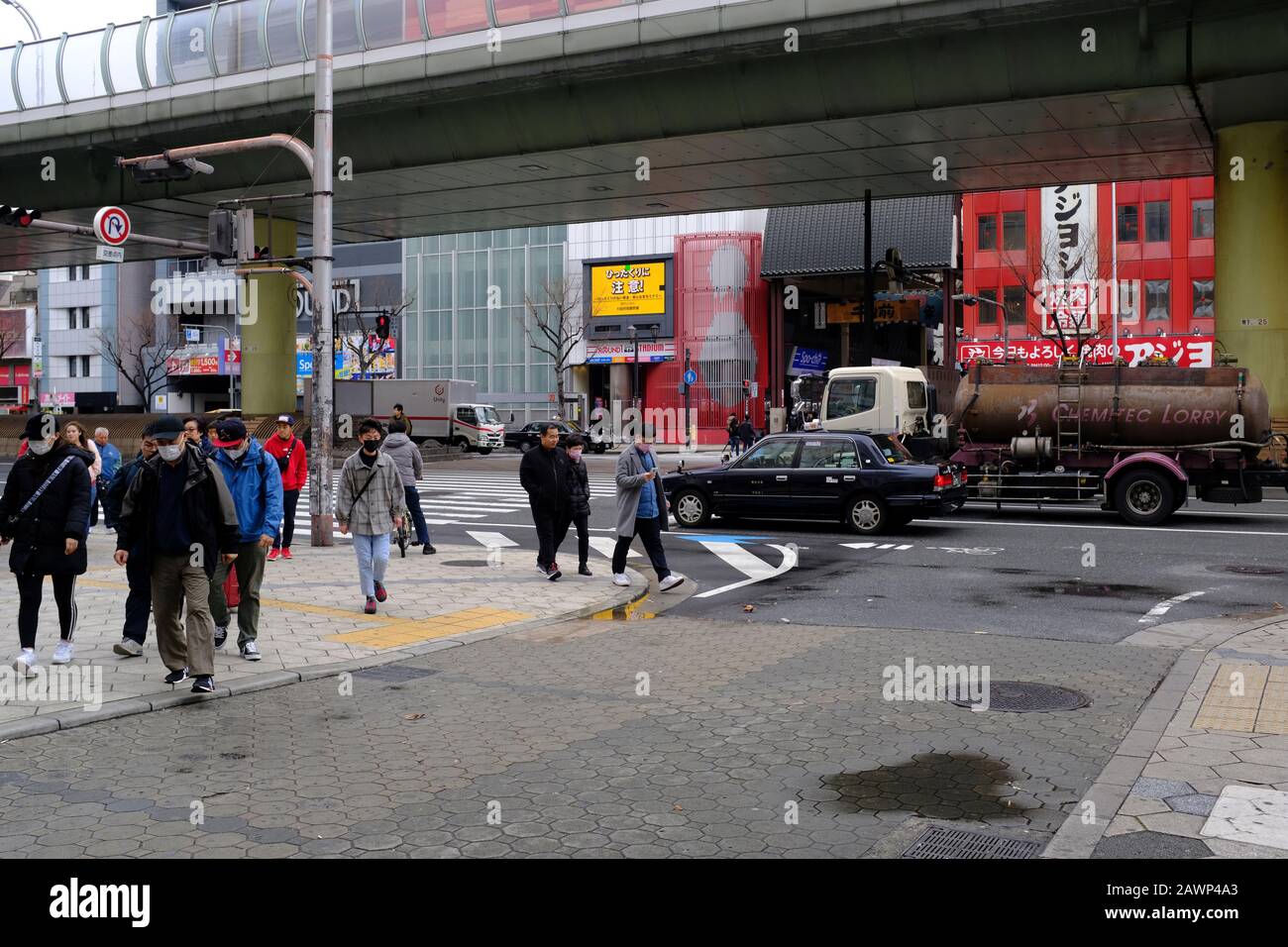 Fußgänger in der Nähe Des Kuromon-Ichiba-Marktes In Osaka, Japan Stockfoto